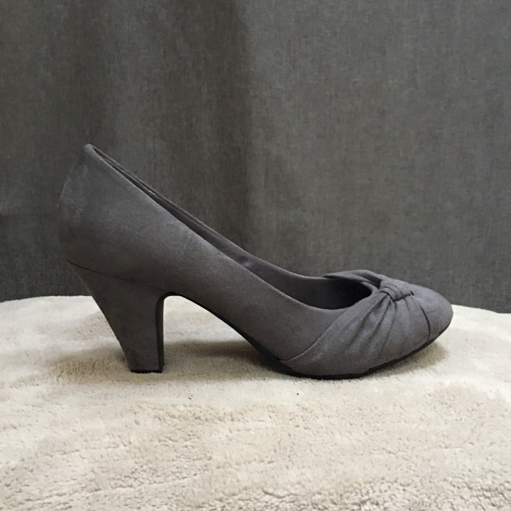 Classic gray suede heels 👠